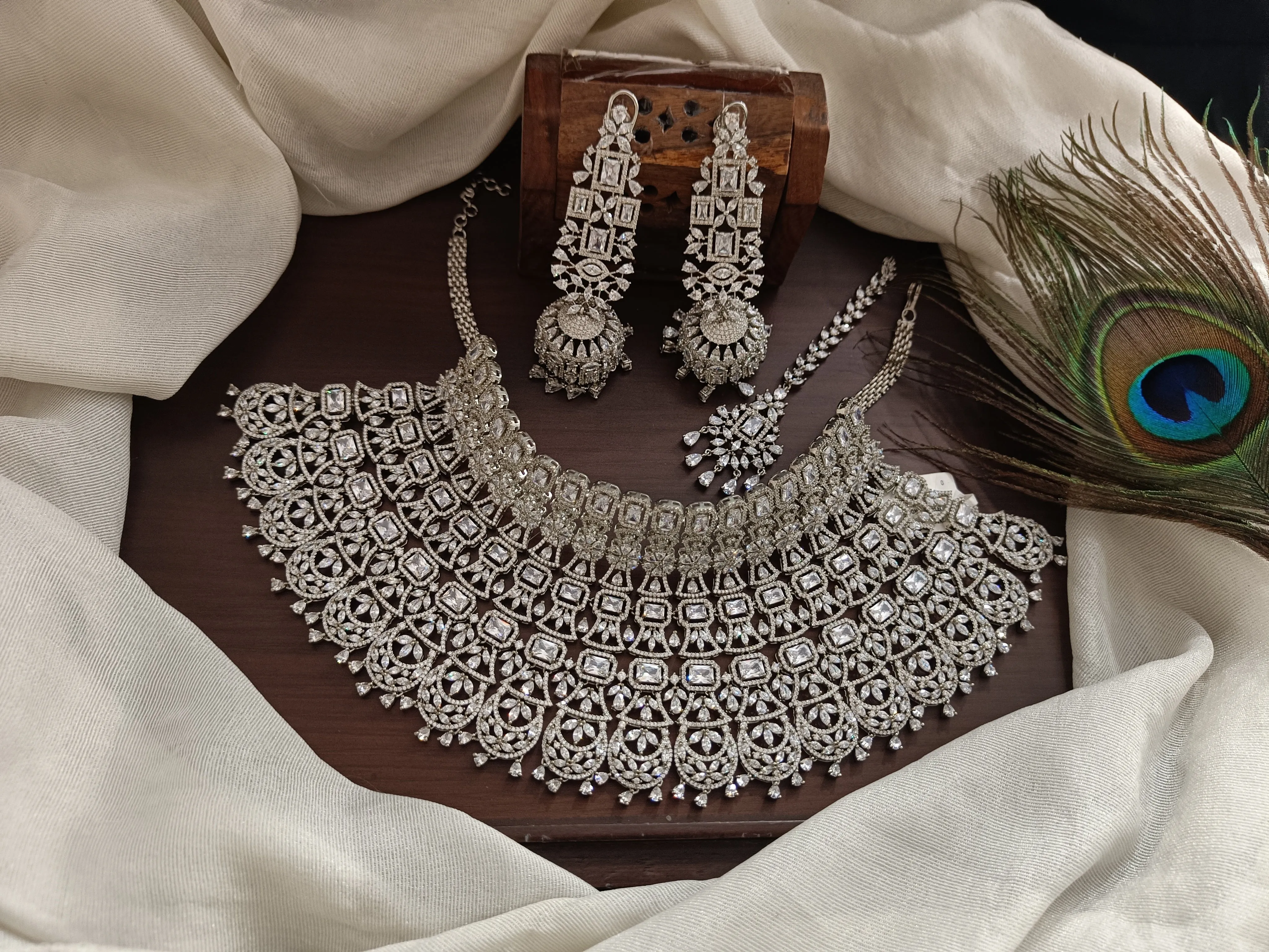 Eye Catchy Gorgeous Zircon Choker Set