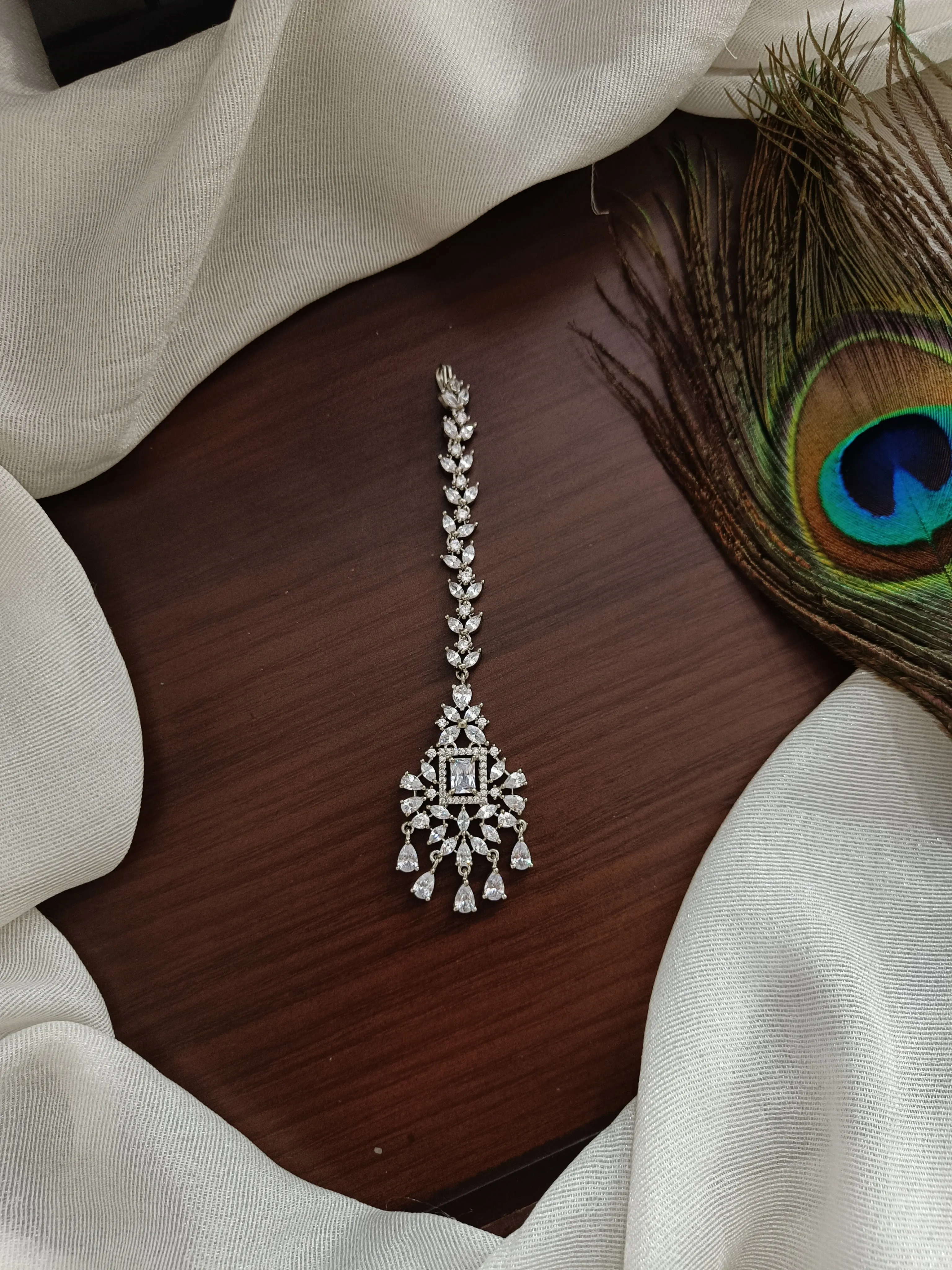 Eye Catchy Gorgeous Zircon Choker Set